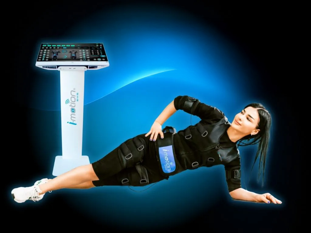 Mulher usando o Imotion EMS
